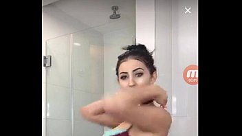 Gostosa peituda no Periscope